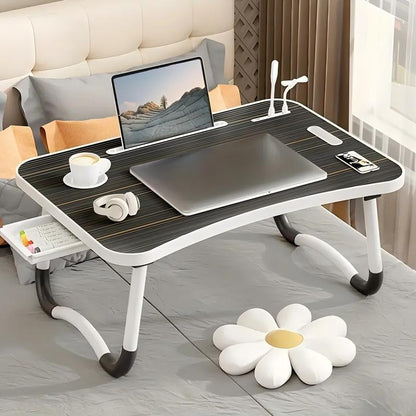 Mesa multifuncional con reposapiés, portavasos y cajón, 4 puertos USB, ventilador y luz. Bandeja plegable portátil para portátil, desayuno en la cama, lectura y escritura en el sofá o sillón. Escritorio para portátil en la cama.